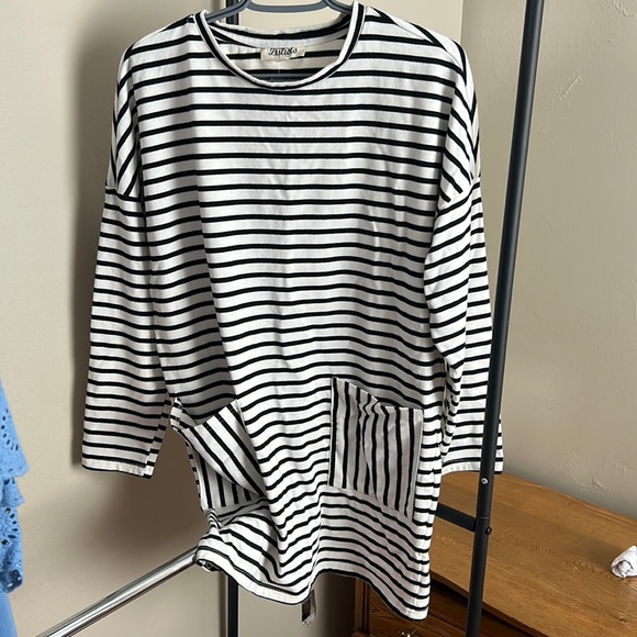 White with black stripes tshirt dress with pockets - Picture 1 of 2